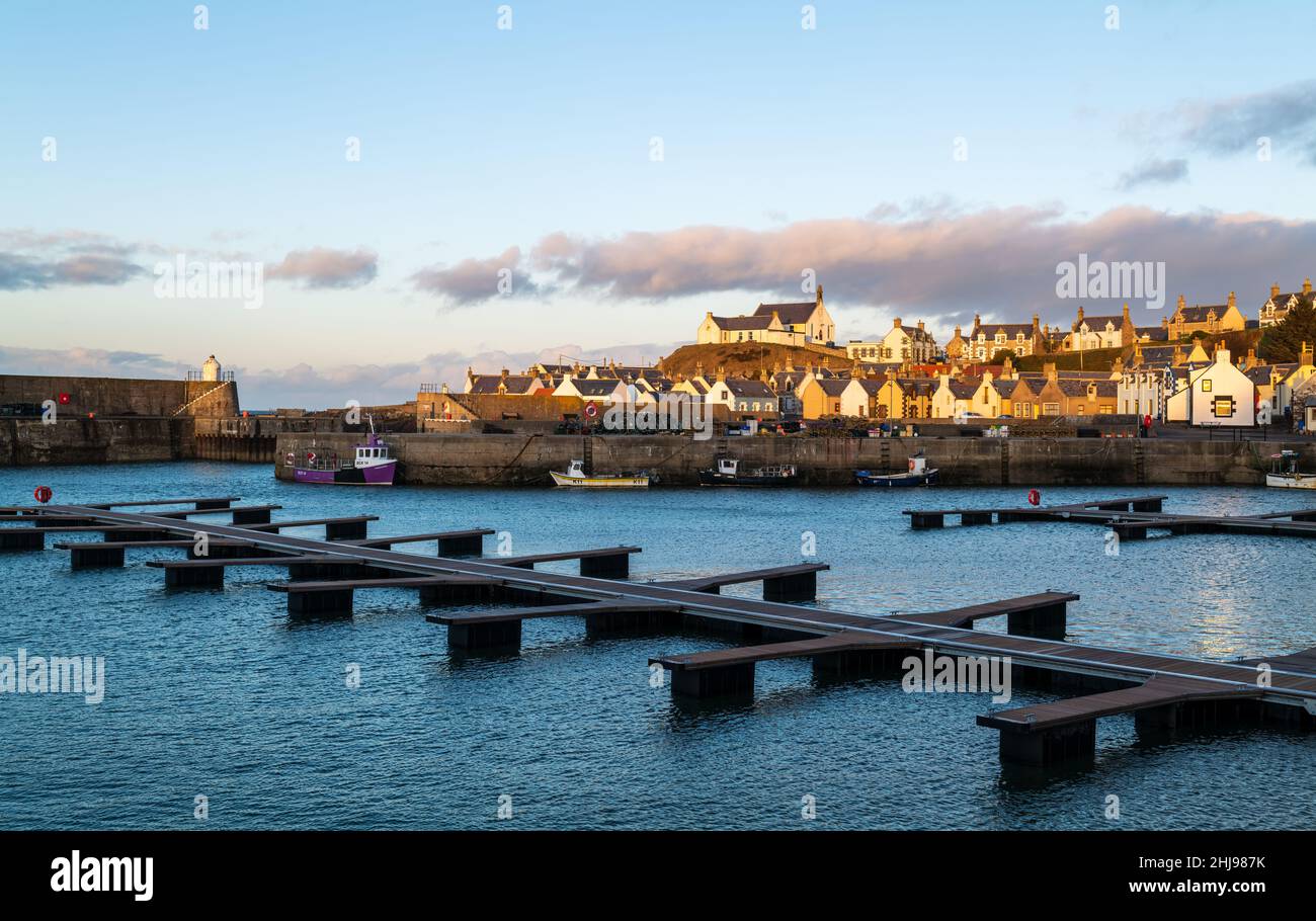 FINDOCHTY,MORAY,SCHOTTLAND - 27. JANUAR 2022: Dies ist der Blick nach Osten in den letzten Sonnenstrahlen, die Findochty, Moray, Schottland am 27. Januar treffen Stockfoto