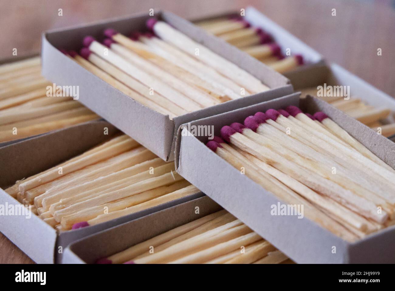 Mehrere Boxen gefüllt mit Streichhölzern, eine Nahaufnahme. Streichholzschachteln. Stockfoto