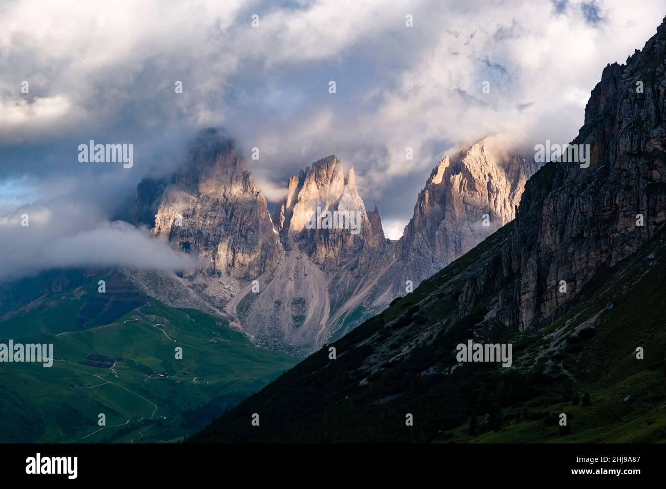 Die Gipfel von Sasso Piatto, Punta Grohmann und Spallone del Sassolungo (von links), teilweise wolkenbedeckt, vom Pordoi-Pass aus gesehen. Stockfoto