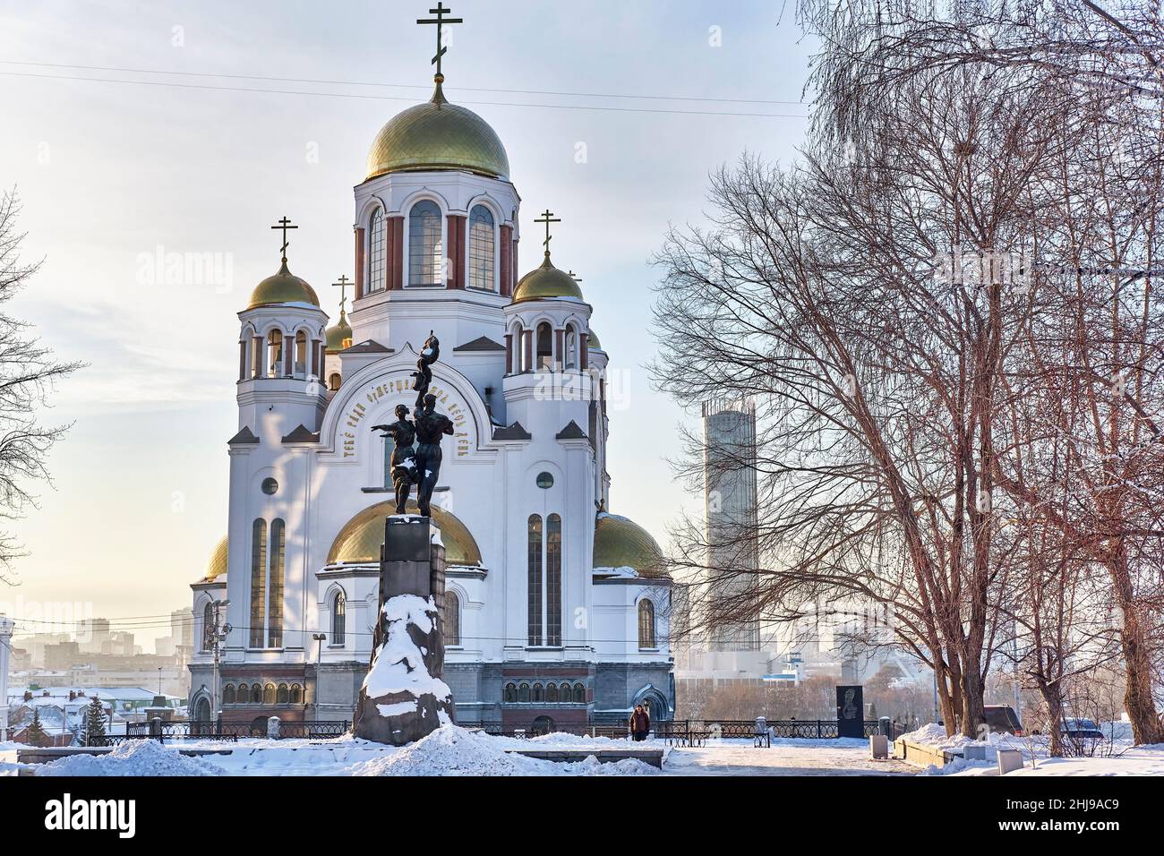 Winterliches Stadtbild. Die Kirche im Blut. Denkmal für den Komsomol von Ural in Jekaterinburg Stockfoto