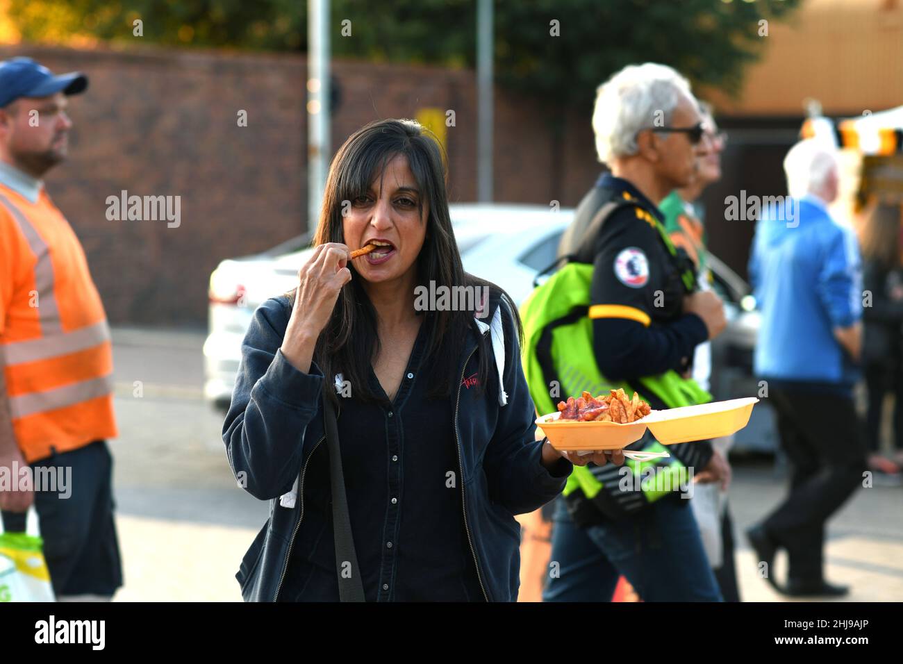 Junge Frau, die vor dem Fußballspiel Essen zum Mitnehmen isst. Wolverhampton Wanderers / SC Braga - UEFA Europa League 19/09/2019 Stockfoto