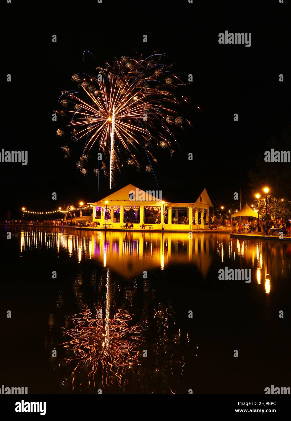 Feuerwerk über dem Shawnee Park Pavillon. 4th. Juli, Unabhängigkeitstag