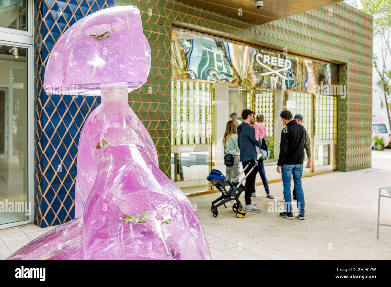 Miami Florida Design District Shopping Shopper Familienskulptur Creed pefume vor dem Außeneingang Store Stockfoto