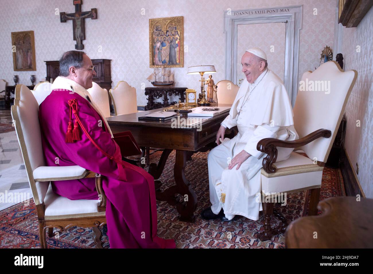 Papst Franziskus empfing heute Morgen in Audienz: - SELBST. Mons. Alejandro Arellano Cedillo, Dekan des Tribunals der Römischen Rota; - Mitglieder des Kollegiums der Prälatenprüfer des Tribunals der Römischen Rota;. Vatikanstadt 27. Januar 2022 NUR FÜR REDAKTIONELLE ZWECKE - Vatican Media/Spaziani. Stockfoto