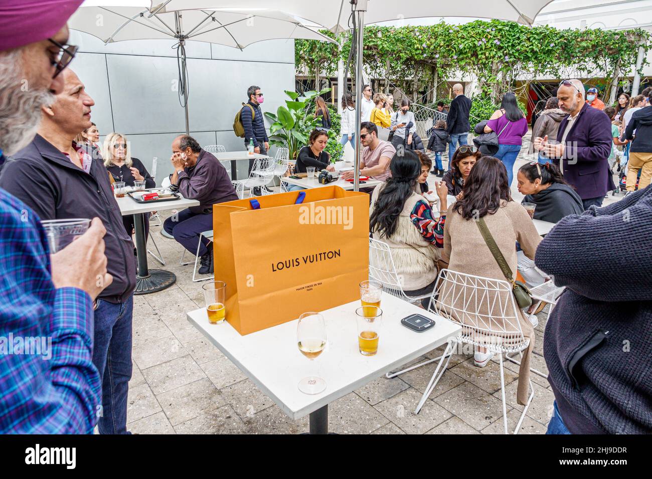 Miami Florida Design District Shopping Shopper al fresco Dining Louis Vuitton Tasche französischer Designer Stockfoto