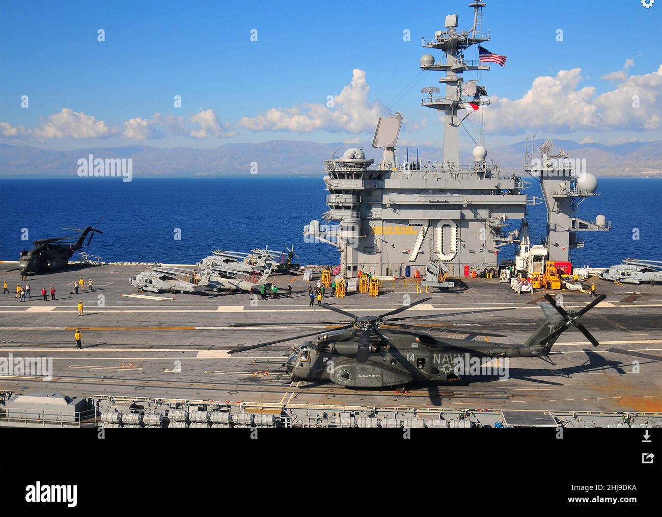 USS CARL VINSON (CVN-70) US Navy Aircraft Carrier half bei der Erdbebenhilfe vor Tahiti im Januar 2010. Foto: Barker/US Navy Stockfoto