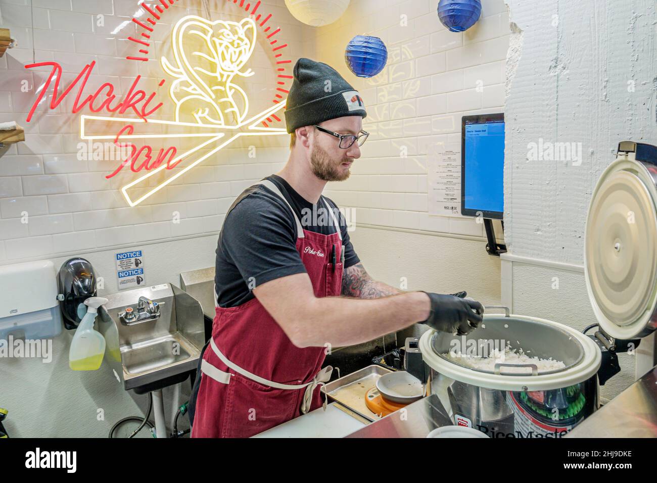 Miami Florida Little River NE 2. Avenue die Citadel Food Court Verkäufer Maki-San Sucshi Bar Mann Mitarbeiter arbeiten kommerziellen Reiskocher Neon SIG Stockfoto