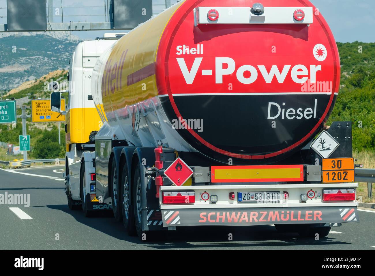 Shell V Power Diesel-Tanker transportiert Benzin auf der Autobahn mit Bergen im Hintergrund, Oktober 2021, Zadar, Kroatien. Stockfoto