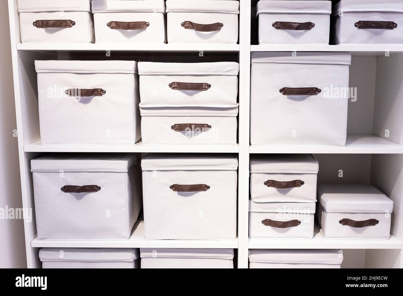 Lager mit Schachteln von Produkten in großen Mengen geladen Stockfoto