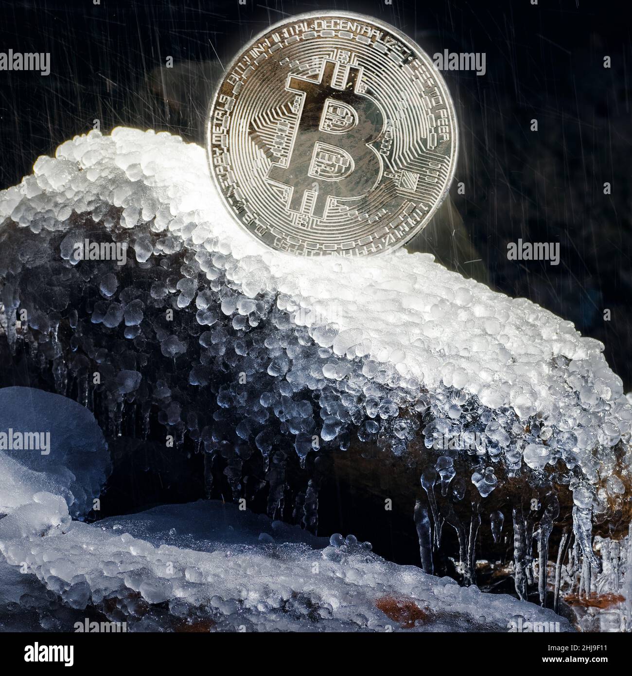Bitcoin als Symbol der Macht in Verbindung mit unserer Erde Stockfoto
