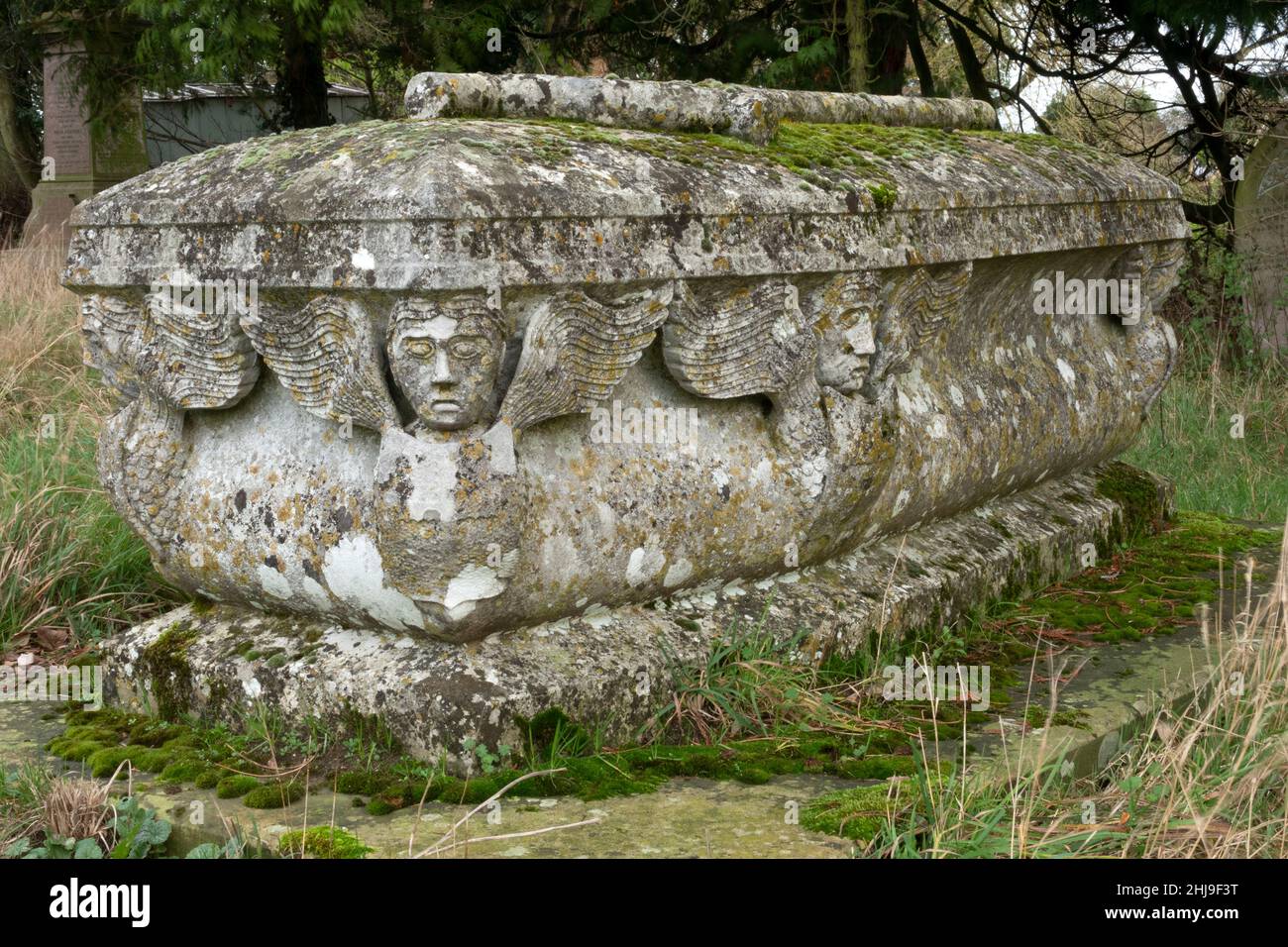 Geschnitzter Sarg-Grabstein mit Engelsköpfen in der St. Peter and St. Paul Church, Pettistree, Suffolk, Großbritannien Stockfoto