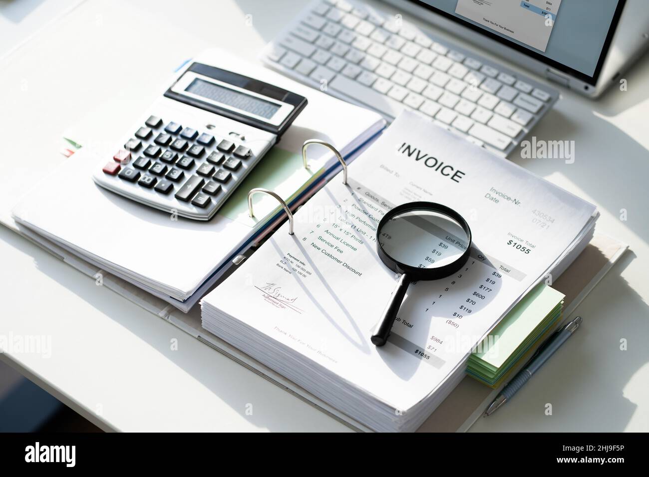 Betrugsermittlung Und Steuerprüfung. Lupe Und Rechner Stockfoto