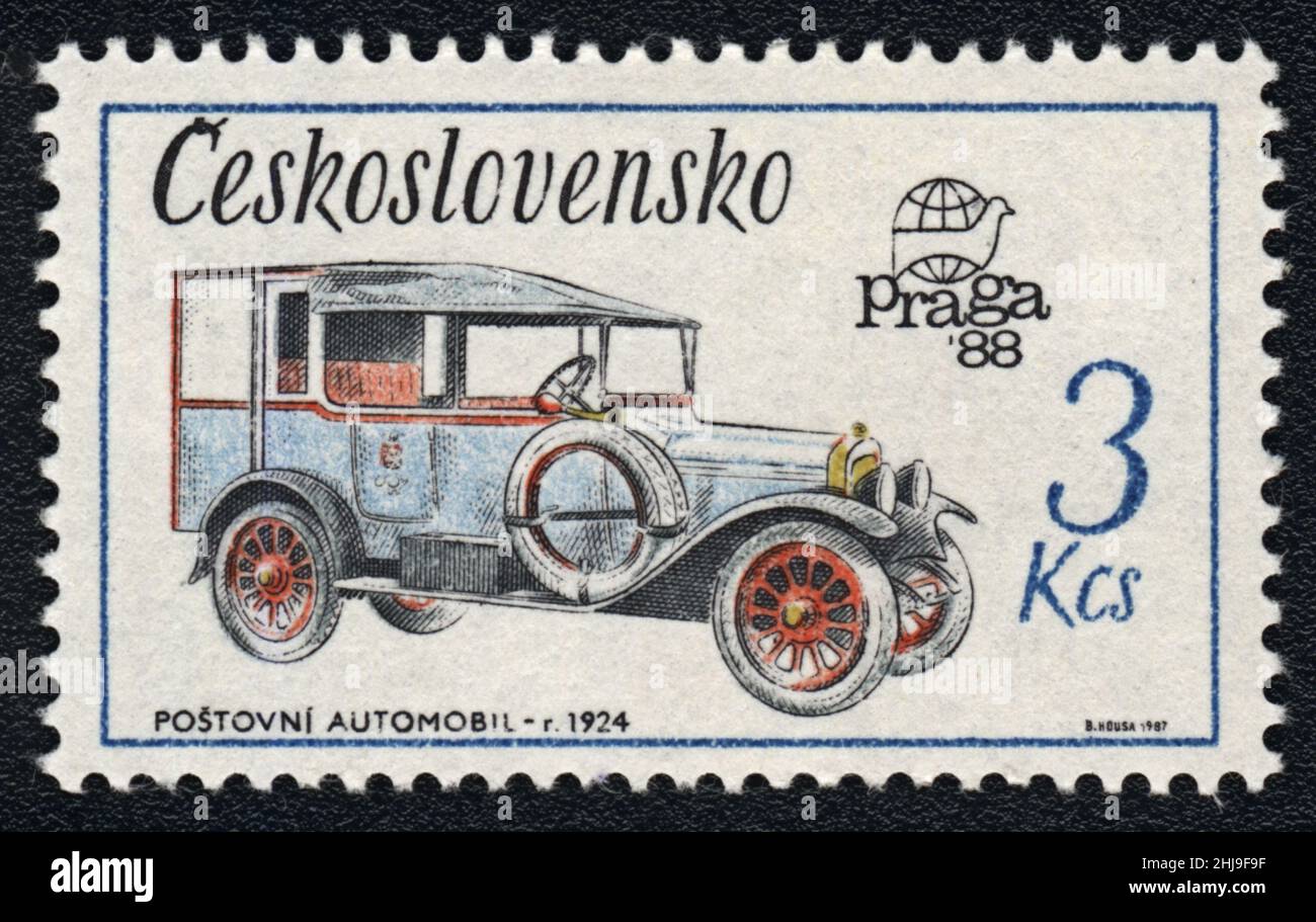 Briefmarke zeigt Postauto 1924, gedruckt in der Tschechoslowakei 1987. Die Briefmarkenweltausstellung PRAGA 1988 Stockfoto