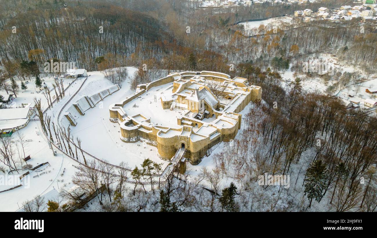 Blick aus der Vogelperspektive auf die mittelalterliche Festung Suceava. Luftaufnahmen der mittelalterlichen Festung aus Suceava, Rumänien, die im Winter von einer Drohne aufgenommen wurde. Stockfoto