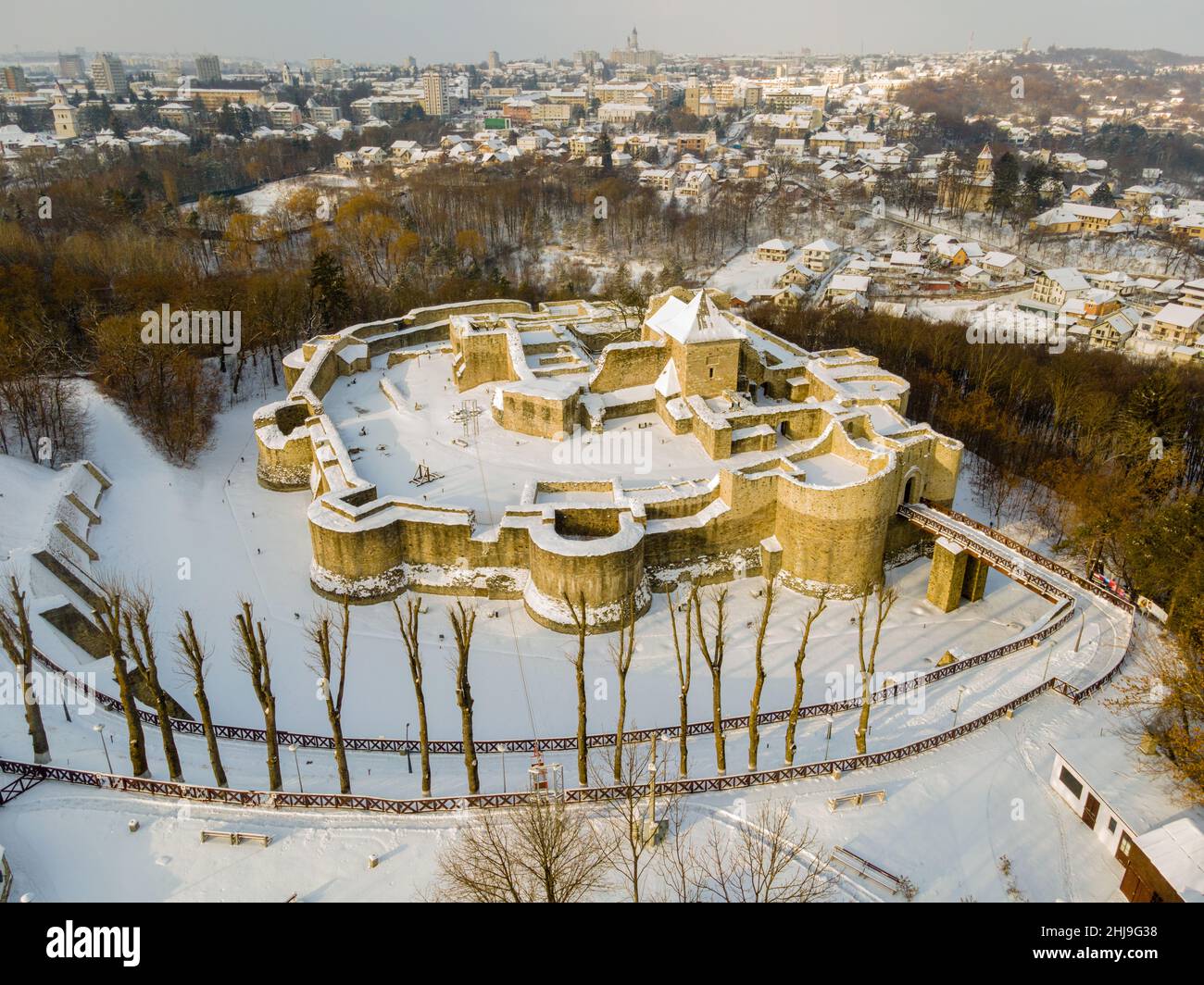 Blick aus der Vogelperspektive auf die mittelalterliche Festung Suceava. Luftaufnahmen der mittelalterlichen Festung aus Suceava, Rumänien, die im Winter von einer Drohne aufgenommen wurde. Stockfoto