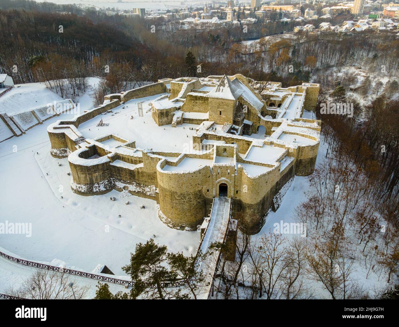 Luftaufnahmen der mittelalterlichen Festung aus Suceava, Rumänien, die im Winter von einer Drohne aufgenommen wurde. Blick aus der Vogelperspektive auf die mittelalterliche Festung Suceava. Stockfoto