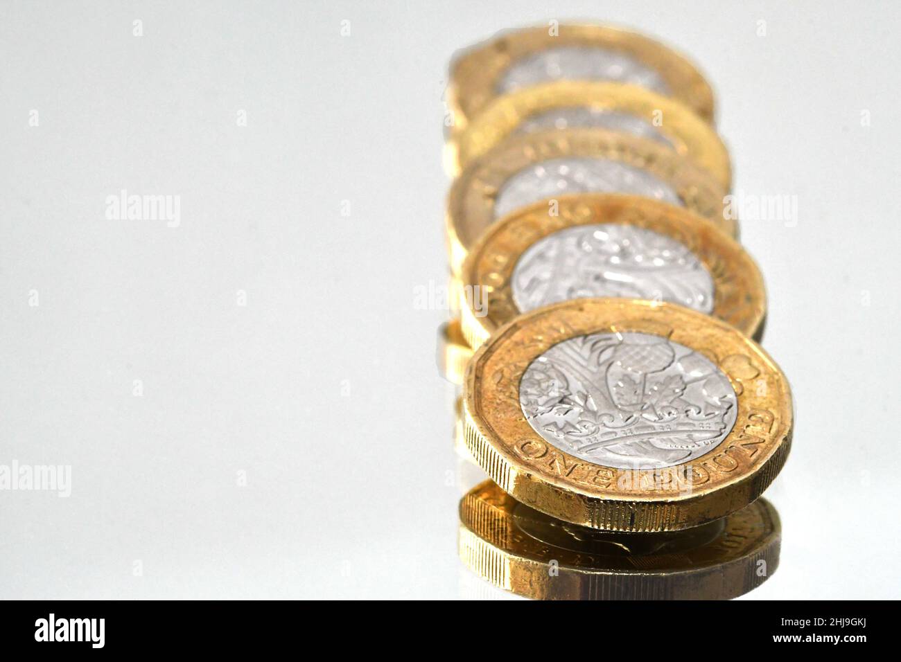 Nahaufnahme einer Säule von 1-Pfund-Münzen, isoliert auf einem schlichten weißen Hintergrund. Keine Personen. Speicherplatz kopieren. Stockfoto