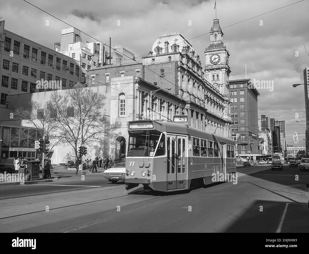 Das Bild zeigt die pulsierende Swanston Street, in der die Stadt Melbourne, Australien, geschäftig ist Stockfoto