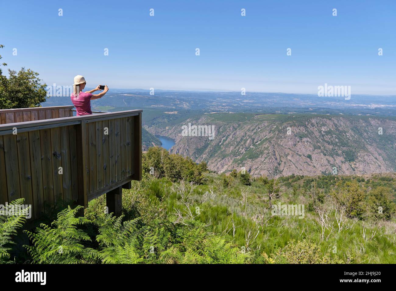 Frau, die vom Aussichtspunkt aus Fotos vom sil River Canyon gemacht hat. Stockfoto