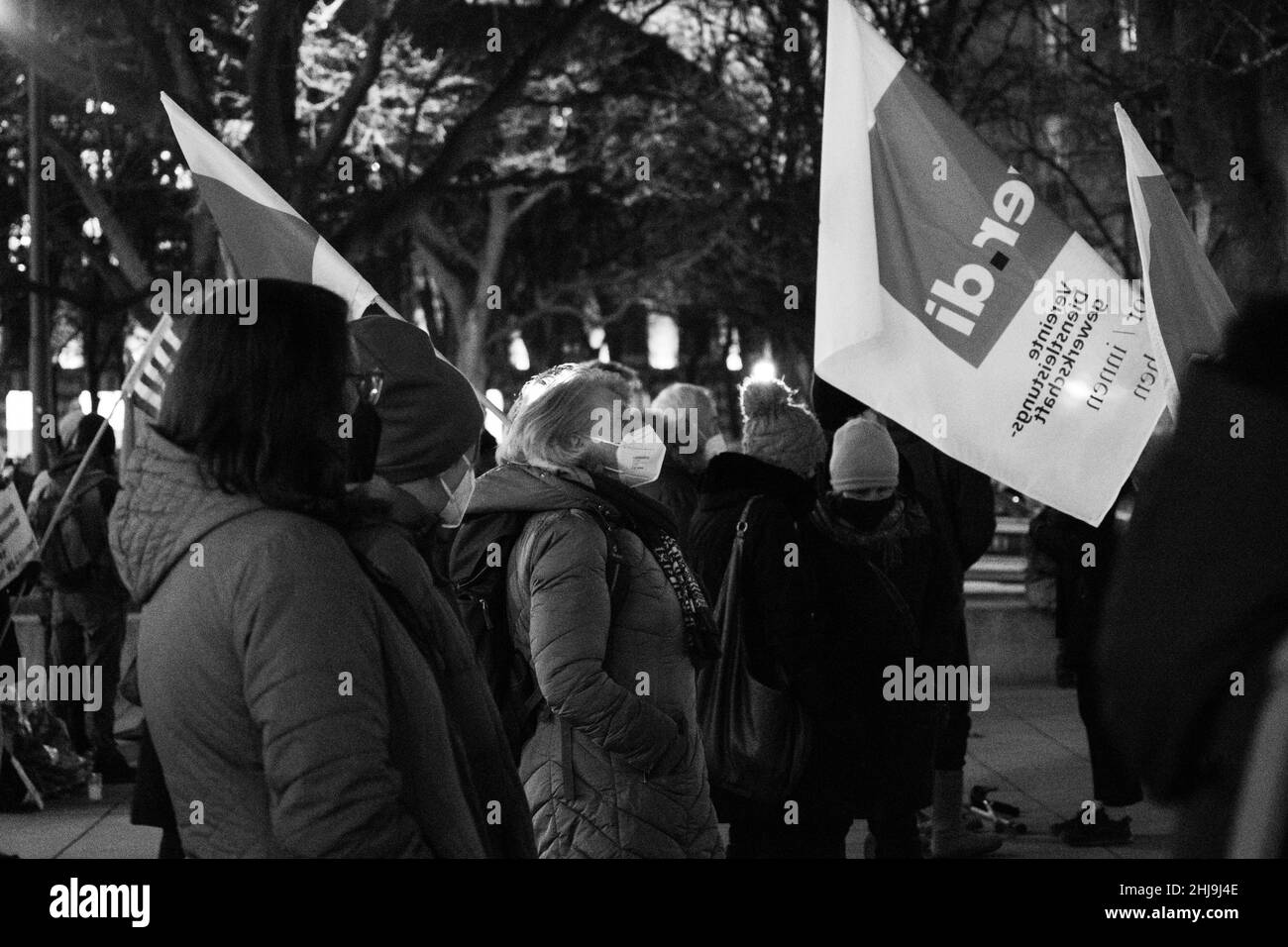 Die Demonstranten versammelten sich schweigend, um den Opfern des Nationalsozialismus, insbesondere des Holocaust, zu gedenken. Am Internationalen Tag des Gedenkens an die Opfer des Holocaust/77th. Jahrestag der Befreiung des Konzentrationslagers Auschwitz, die VVN-BDA (Union der Persecutierten des Nazi-Regimes - Föderation der Antifaschisten) Gedenkt der Opfer des Nationalsozialismus und appelliert gegen den historischen Revisionismus der neuen rechtspopulistischen Parteien und Organisationen. Die Gruppe protestierte am 27. Januar 2022 in München. (Foto von Alexander Pohl/Sipa USA) Stockfoto