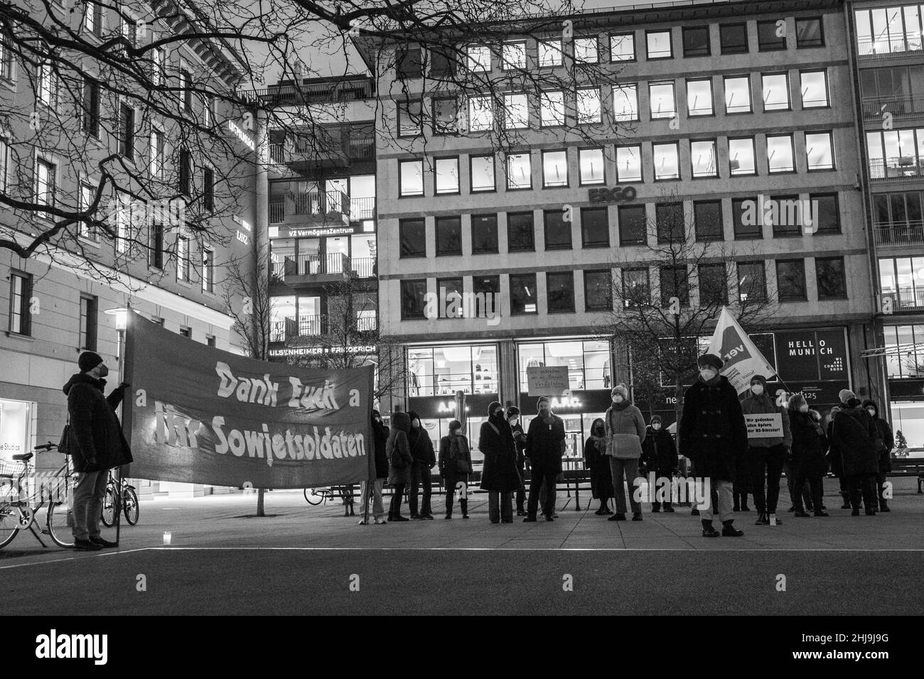 Ein großes Schild an der Gedenkfeier lautet: 'Dank euch ihr sowjetsoldaten' (englisch: 'Thank you Soviet Soldiers.') Am Internationalen Tag des Gedenkens an die Opfer des Holocaust/77th. Jahrestag der Befreiung des Konzentrationslagers Auschwitz, die VVN-BDA (Union der Persecutierten des Nazi-Regimes - Föderation der Antifaschisten) Gedenkt der Opfer des Nationalsozialismus und appelliert gegen den historischen Revisionismus der neuen rechtspopulistischen Parteien und Organisationen. Die Gruppe protestierte am 27. Januar 2022 in München. (Foto von Alexander Pohl/Sipa USA) Stockfoto