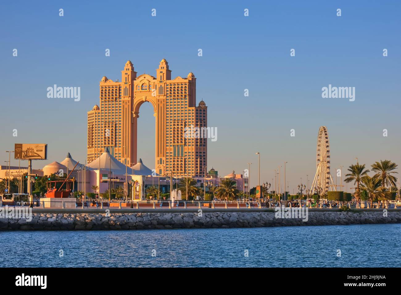 Panoramablick auf Marina Island, Eye und neues Immobilienentwicklungsprojekt, Fairmont Marina Residences und Marina Sunset Bay in Strahlen der Abendsonne. Stockfoto