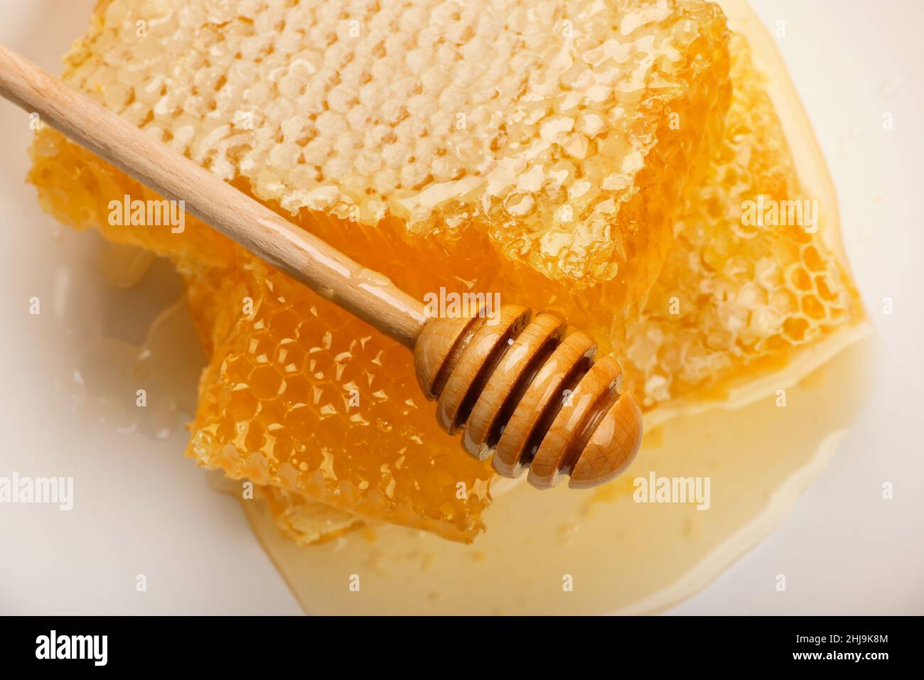 Nahaufnahme Stapel von mehreren frisch geschnittenen goldenen Wabenhonigscheiben und natürlichen hölzernen Dipper auf Platte isoliert auf weißem Hintergrund, Draufsicht, direkt oben Stockfoto Nahaufnahme Stapel von mehreren frisch geschnittenen goldenen Wabenhonigscheiben und natürlichen hölzernen Dipper auf Platte isoliert auf weißem Hintergrund, Draufsicht, direkt oben Stockfoto
