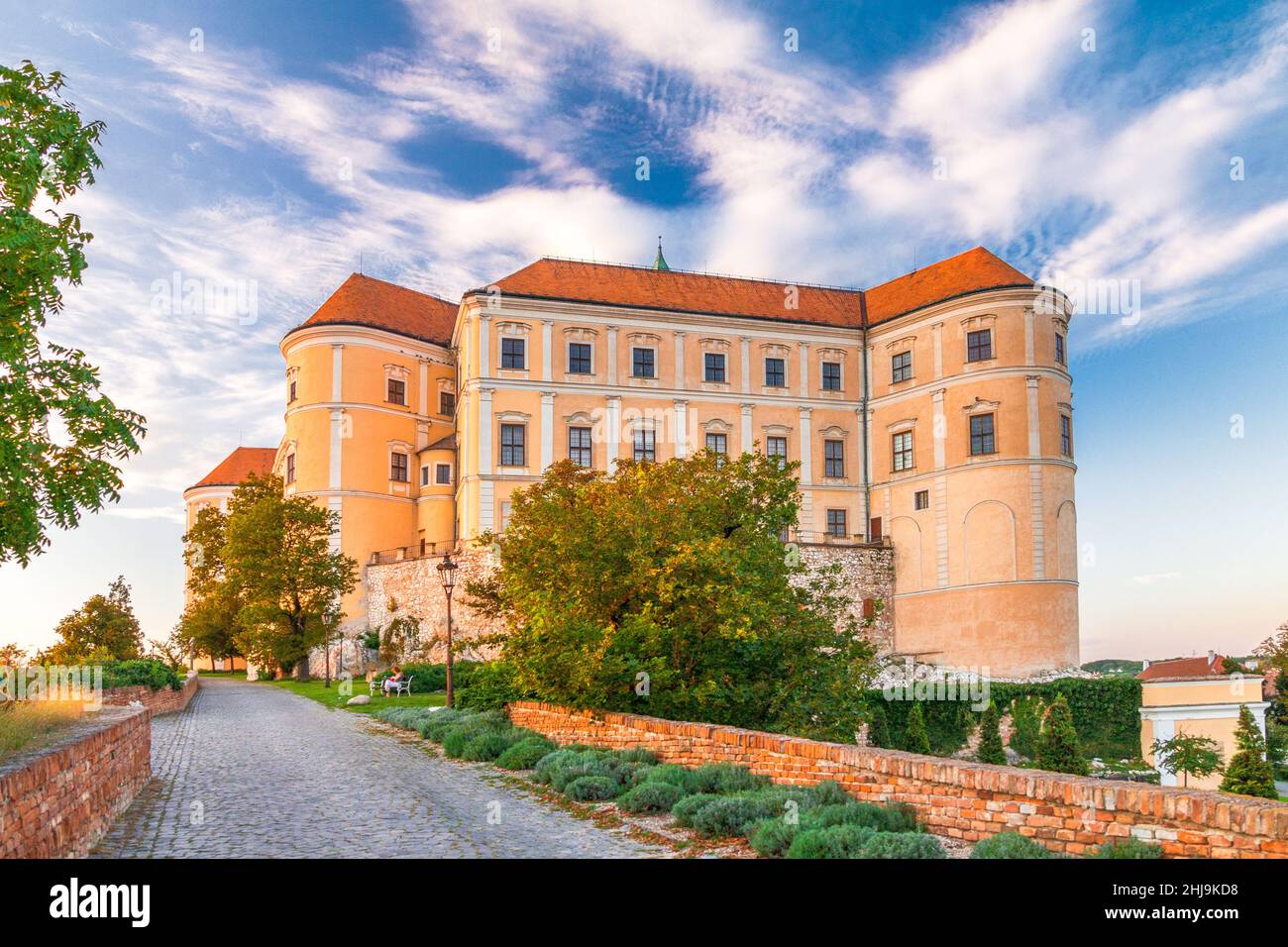 Schloss Mikulov in Südmähren bei Sonnenuntergang, Tschechische Republik, Europa. Stockfoto