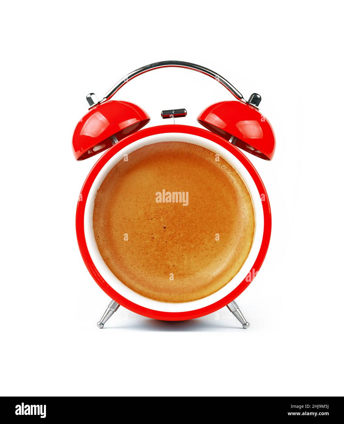 Nahaufnahme eines roten Weckers im Retro-Stil mit Crema-Gesicht für Espresso-Kaffeetasse, isoliert auf weißem Hintergrund, niedriger Winkel, Vorderansicht Stockfoto