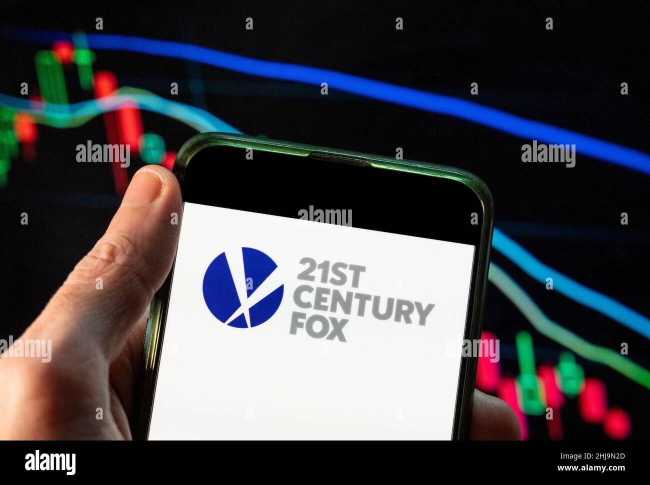 China. 09th Dez 2021. In dieser Fotomotorik ist das US-amerikanische multinationale Massenmedien-Unternehmen Twenty-first 21st Century Fox-Logo zu sehen, das auf einem Smartphone mit einem wirtschaftlichen Börsenindex im Hintergrund dargestellt ist. (Foto von Budrul Chukrut/SOPA Images/Sipa USA) Quelle: SIPA USA/Alamy Live News Stockfoto