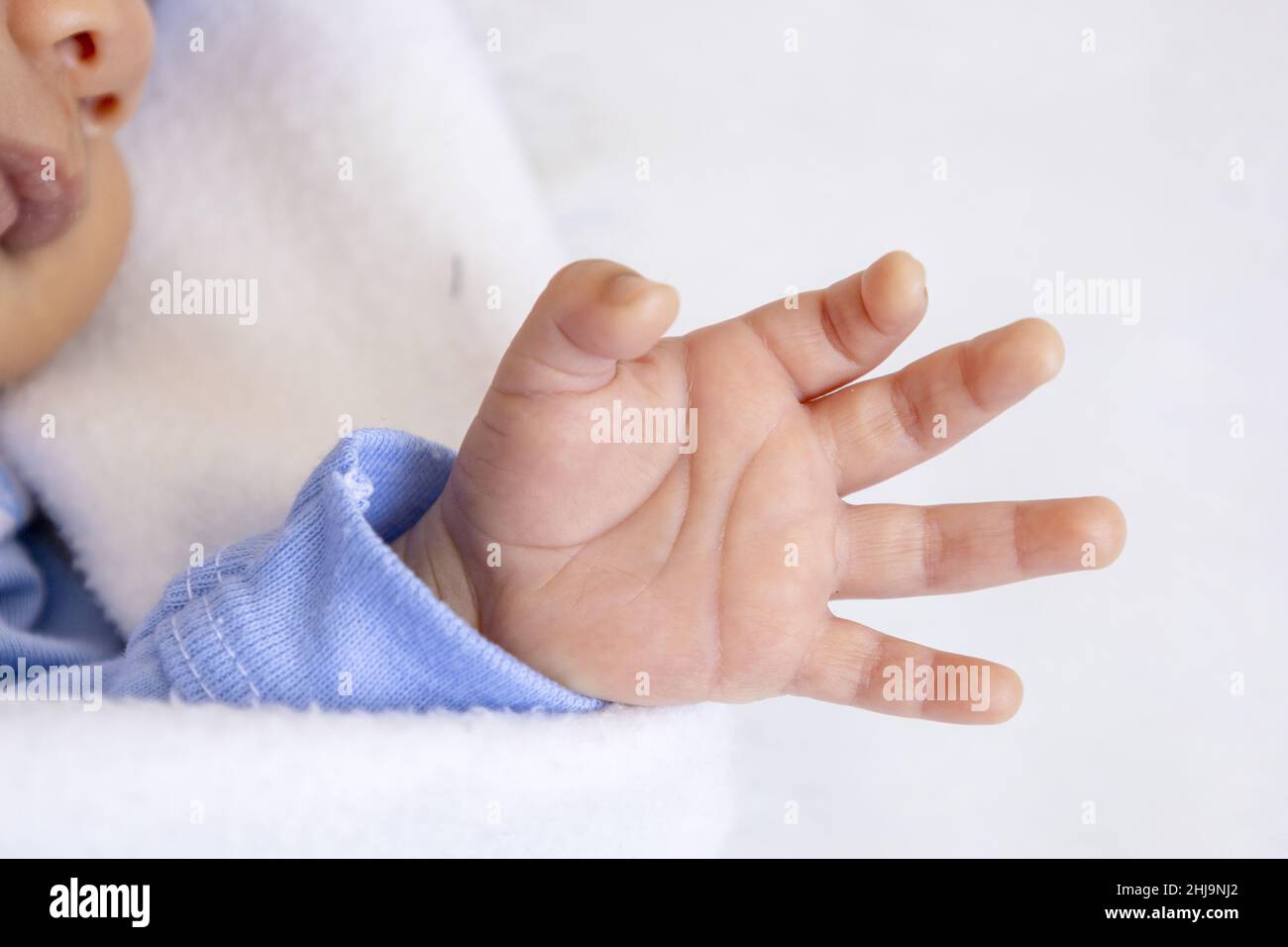 Texturdetail einer kleinen Hand eines Neugeborenen, Unschuld an neuem Leben, Konzepte der Liebe und Fürsorge für das Baby, neues Mitglied der Familie Stockfoto