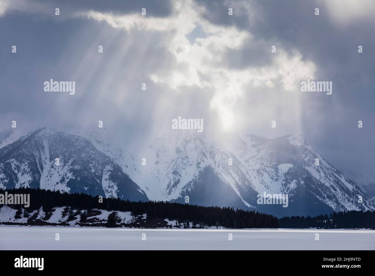 Dramatischer Blick auf die Gipfel der Grand Teton Range über Jackson Lake, Grand Teton National Park, Wyoming, USA Stockfoto