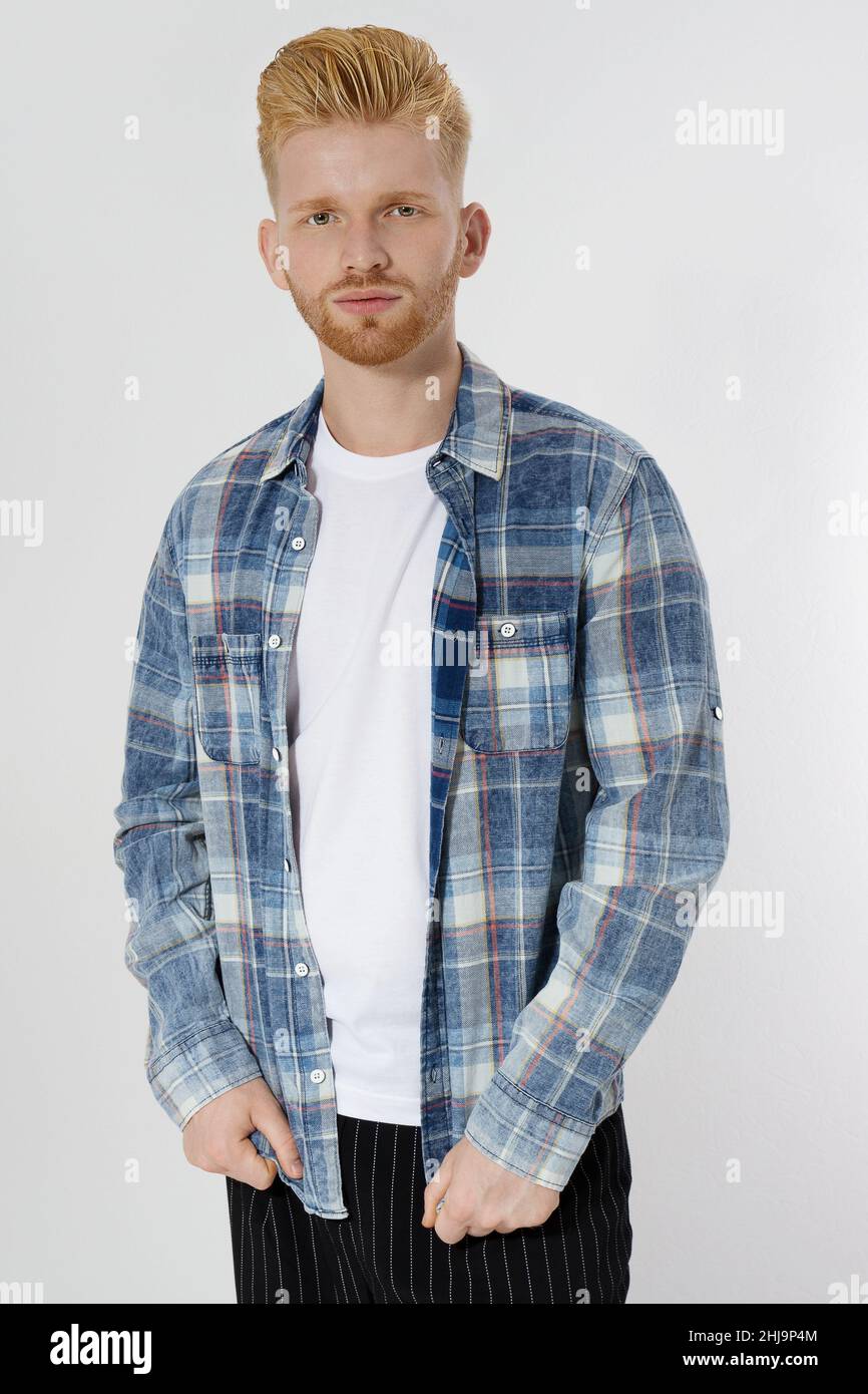 Junger rothaariger Mann mit rotem Bart in leerem Sommer-T-Shirt, kariertes Hemd isoliert auf weißem Hintergrund. Unrasiert selbstbewusst ernster männlicher Unternehmer. Cop Stockfoto