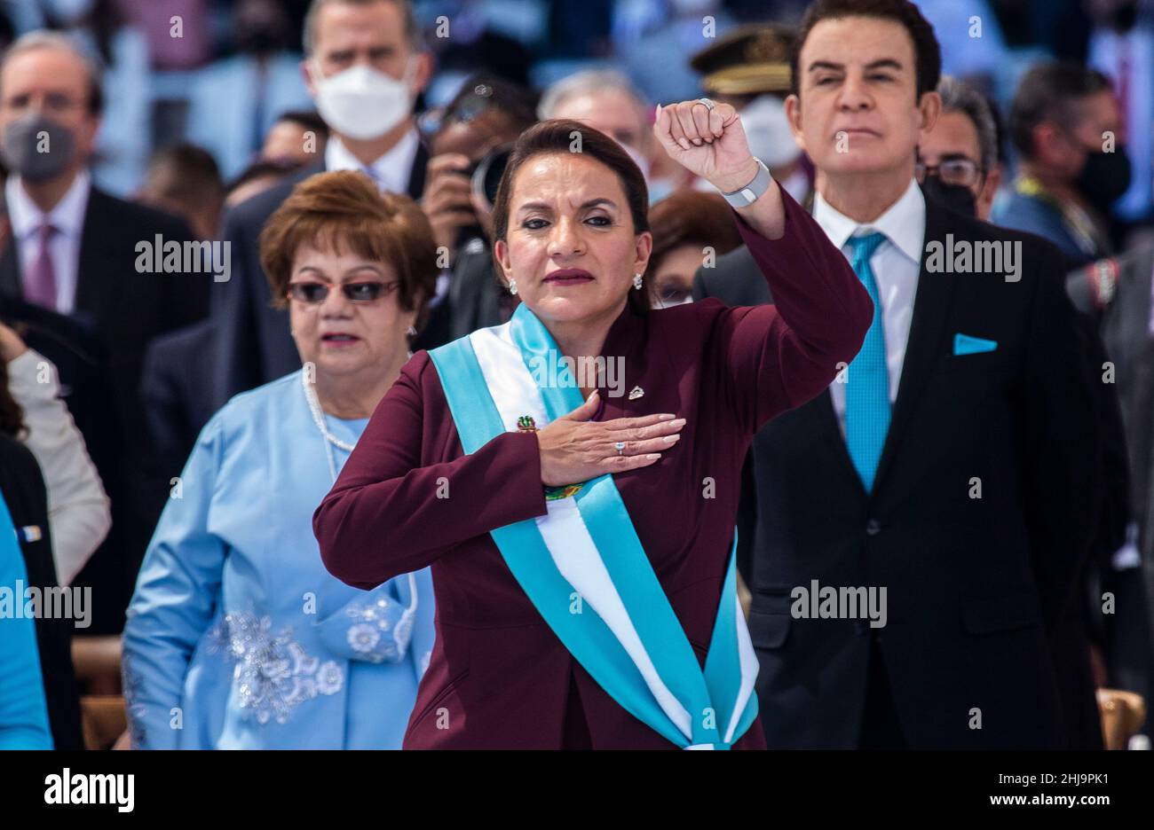 Tegucigalpa, Honduras. 27th Januar 2022. Xiomara Castro (m) und Salvador Nasralla (r) nehmen an ihrer Einweihungszeremonie als neuer Präsident bzw. Vizepräsident Teil. Quelle: Inti Oncon/dpa/Alamy Live News Stockfoto