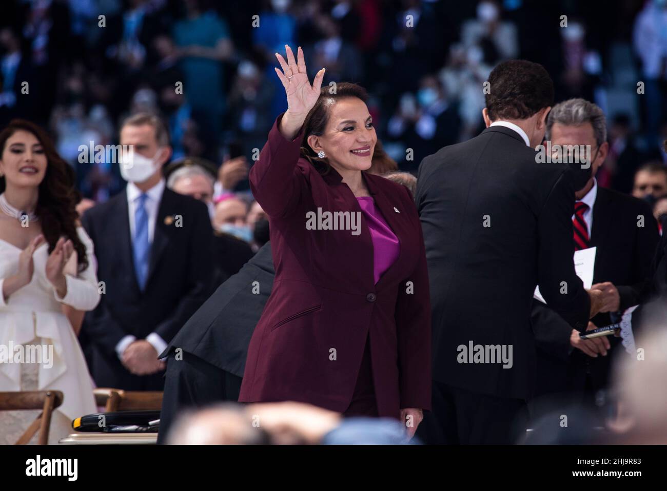 Tegucigalpa, Honduras. 27th Januar 2022. Xiomara Castro (M.) winkt den Unterstützern während ihrer Einweihungszeremonie als neue Präsidentin von Honduras zu. Quelle: Inti Oncon/dpa/Alamy Live News Stockfoto