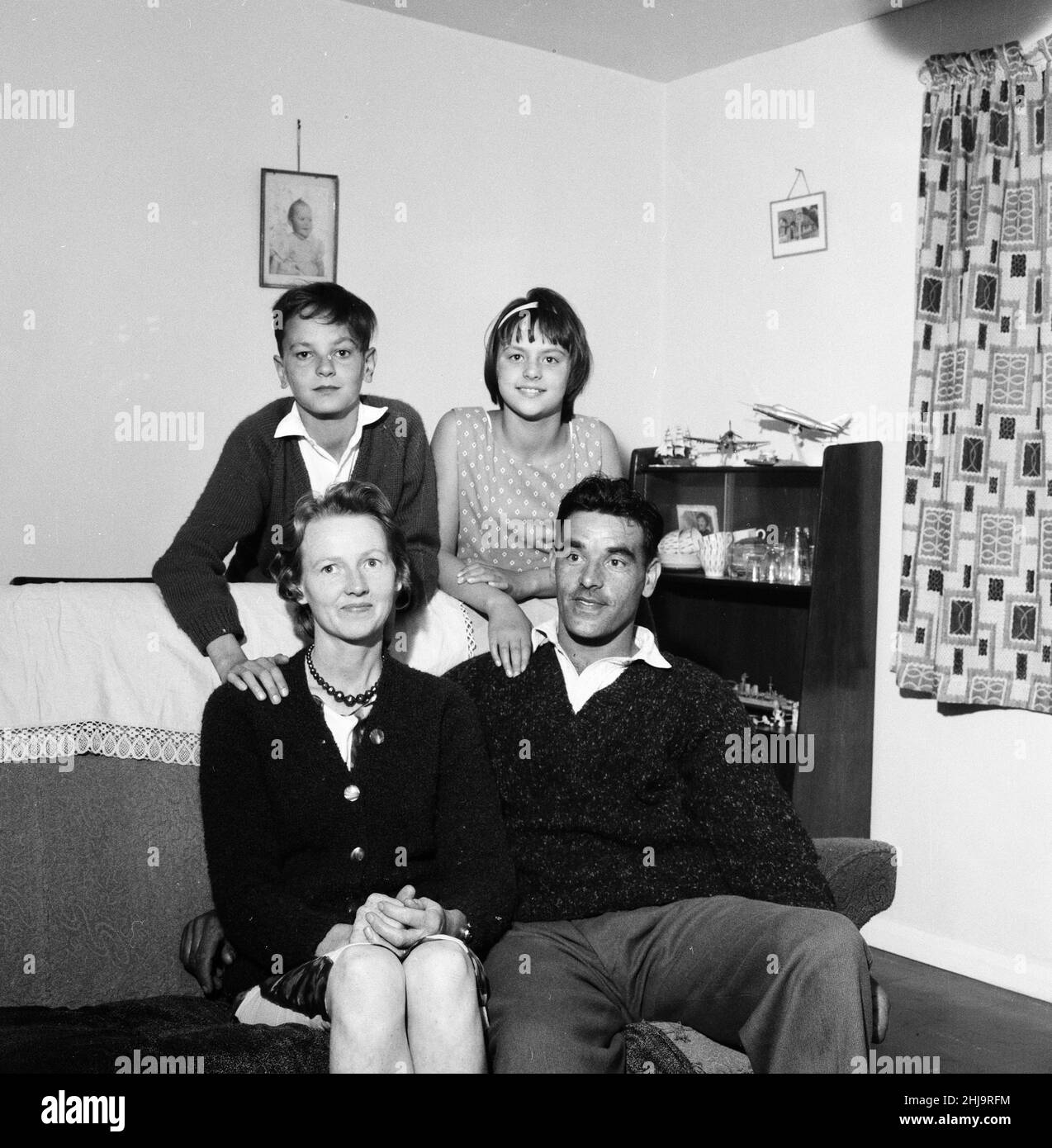 Leatherslade Farm, zwischen Oakley und Brill in Buckinghamshire, Versteck der Bande, 27 Meilen vom Tatort entfernt, Dienstag, 13th. August 1963. Unser Bild Zeigt ... John Maris aus Oakley, mit seiner Frau und seinen Kindern, konnte der Polizei Informationen über das Bauernhaus geben. Der große Eisenbahnraub von 1963 war der Raub von 2,6 Millionen Pfund von einem Royal Mail-Zug, der von Glasgow nach London auf der West Coast Main Line in den frühen Morgenstunden des 8th. August 1963 an der Bridego Railway Bridge, Ledburn, in der Nähe von Mentmore in Buckinghamshire, England, fuhr. Stockfoto