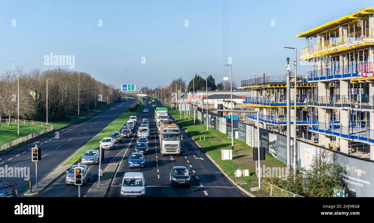 Verkehr auf der N4 Lucan Bypass, hier an der Kreuzung Palmerstown zu sehen.Dublin, Irland. Stockfoto