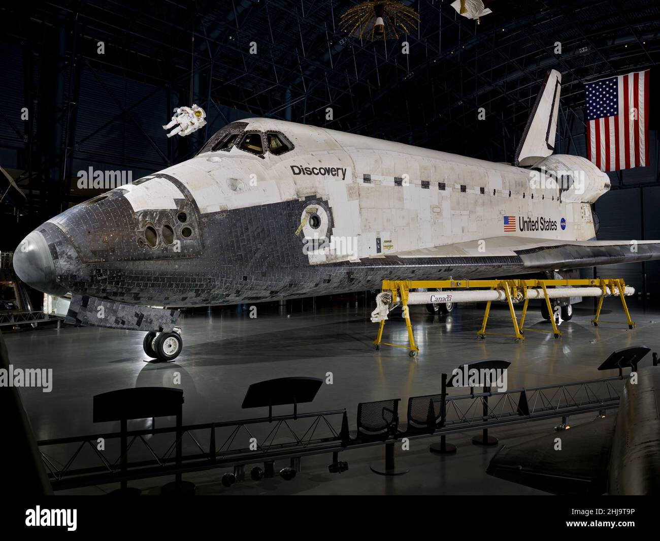 Space Shuttle Discovery und der Canadarm oder Shuttle Remote Manipulator Arm sind im National Air and Space Museum, Washington, DC, USA ausgestellt Stockfoto