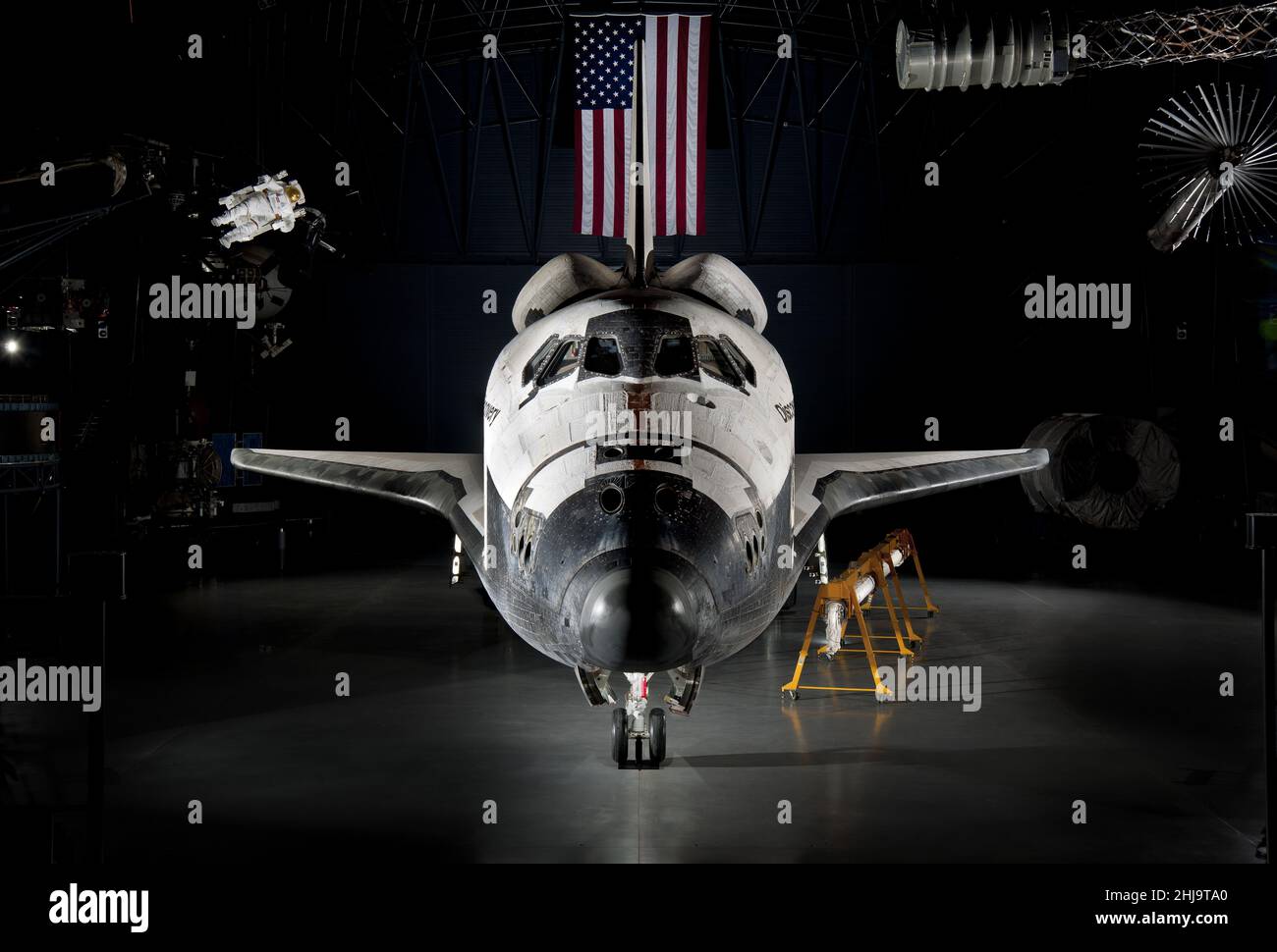 Vorderansicht des Space Shuttle Discovery und des Canadarm- oder Shuttle Remote-Manipulatorarms im National Air and Space Museum, Washington, DC, USA Stockfoto