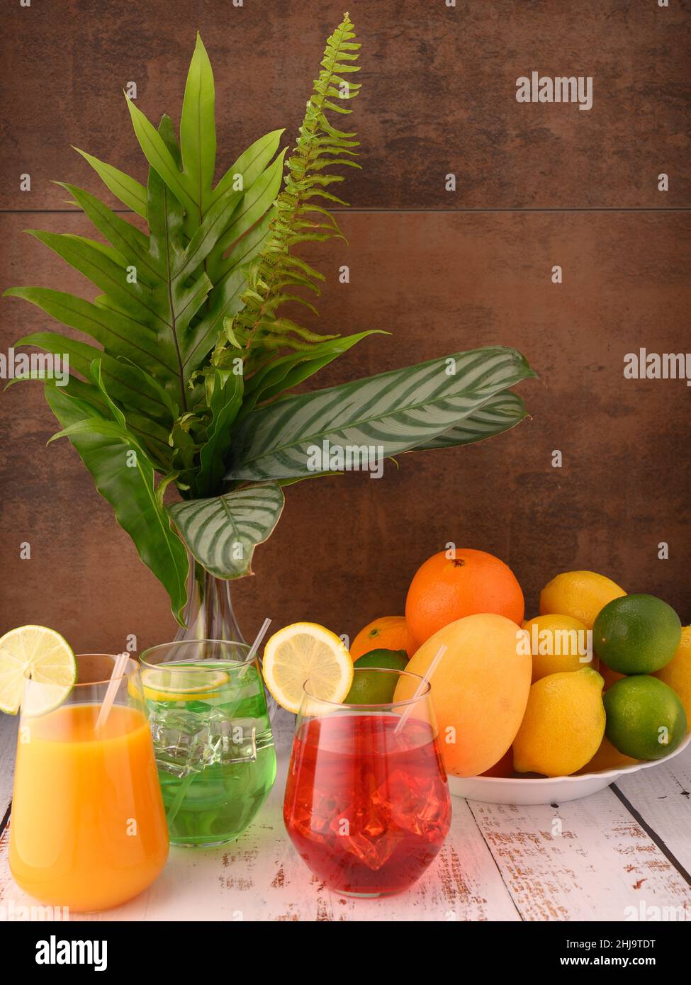 Foto zeigt verschiedene frische Früchte wie Mango, Limetten. In der ... Foto zeigt verschiedene frische Früchte wie Mango, Limetten. In der ...