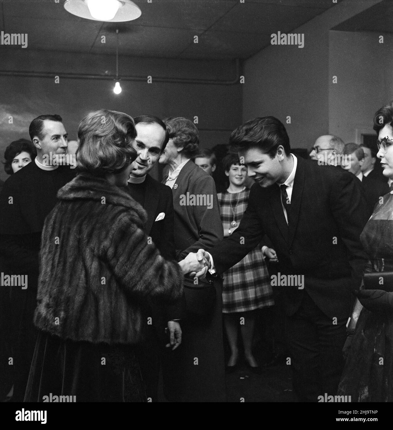 Prinzessin Margaret und der Bischof von Bath und Wells treffen Cliff Richard im Club 59, Eton College Mission, Hackney Wick. 22nd. März 1962. Stockfoto