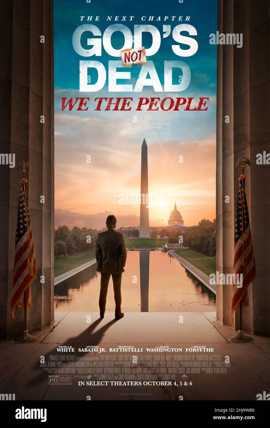 God's Not Dead: We the People (2021) Regie: Vance Null und mit David A.R. White, William Forsythe und Isaiah Washington. Reverend Dave verteidigte sich selbst und eine Gruppe christlicher Familien nach der Inspektion durch den örtlichen Regierungsbeamten. Stockfoto