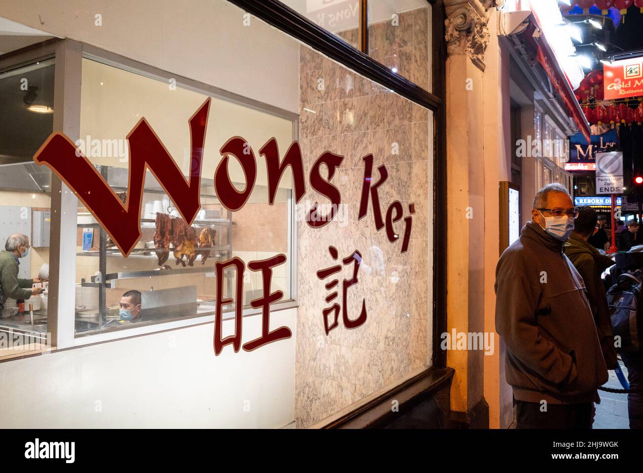 London, Großbritannien. 27. Januar 2022. Blick auf das Fenster des berühmten Wong Kei Restaurants bei Nacht in Chinatown vor dem chinesischen Neujahr. Das Jahr des Tigers beginnt offiziell am 1. Februar. Die Feierlichkeiten in Chinatown werden in diesem Jahr aufgrund der Pandemie zurückgeschraubt, aber die Restaurants hoffen, dass die Geschäfte jetzt wieder aufgenommen werden, da die Beschränkungen von Plan B Omicron durch die britische Regierung gelockert wurden. Kredit: Stephen Chung / Alamy Live Nachrichten Stockfoto