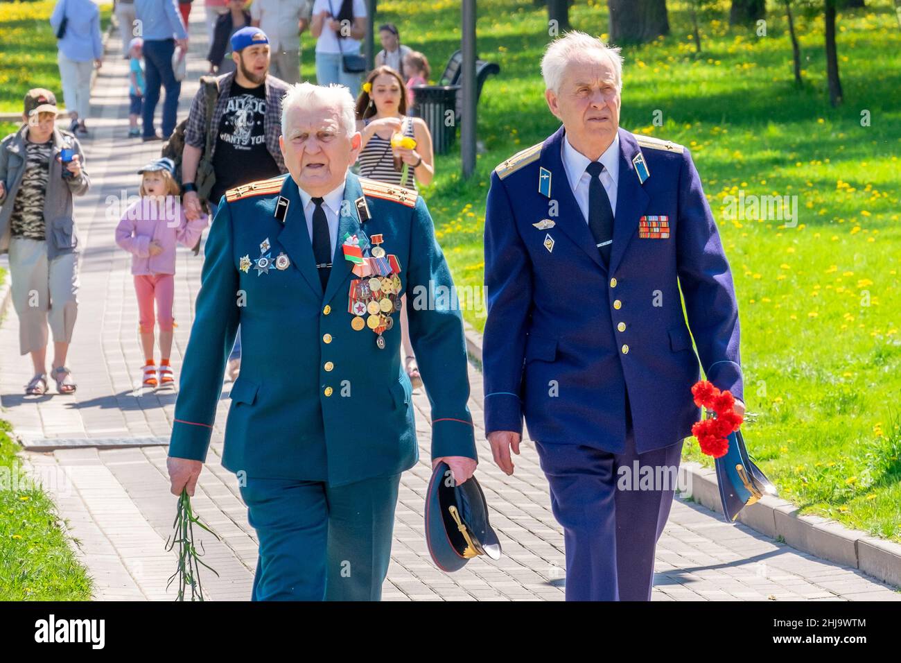 Zur Feier des Sieges in Minsk (Weißrussland) gehen die Veteranen der sowjetischen Armee, des Panzeroberstleutnants und des Fliegerleutnants in der vollen Uniform. Stockfoto