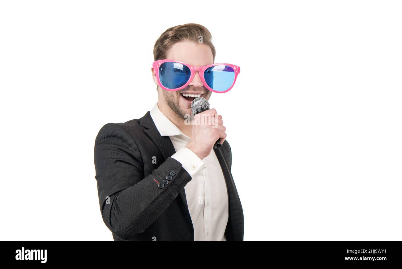 Fröhlicher lustiger Mann Geschäftsmann in Partybrillen singen Lied an Mikrofon, Karaoke Stockfoto