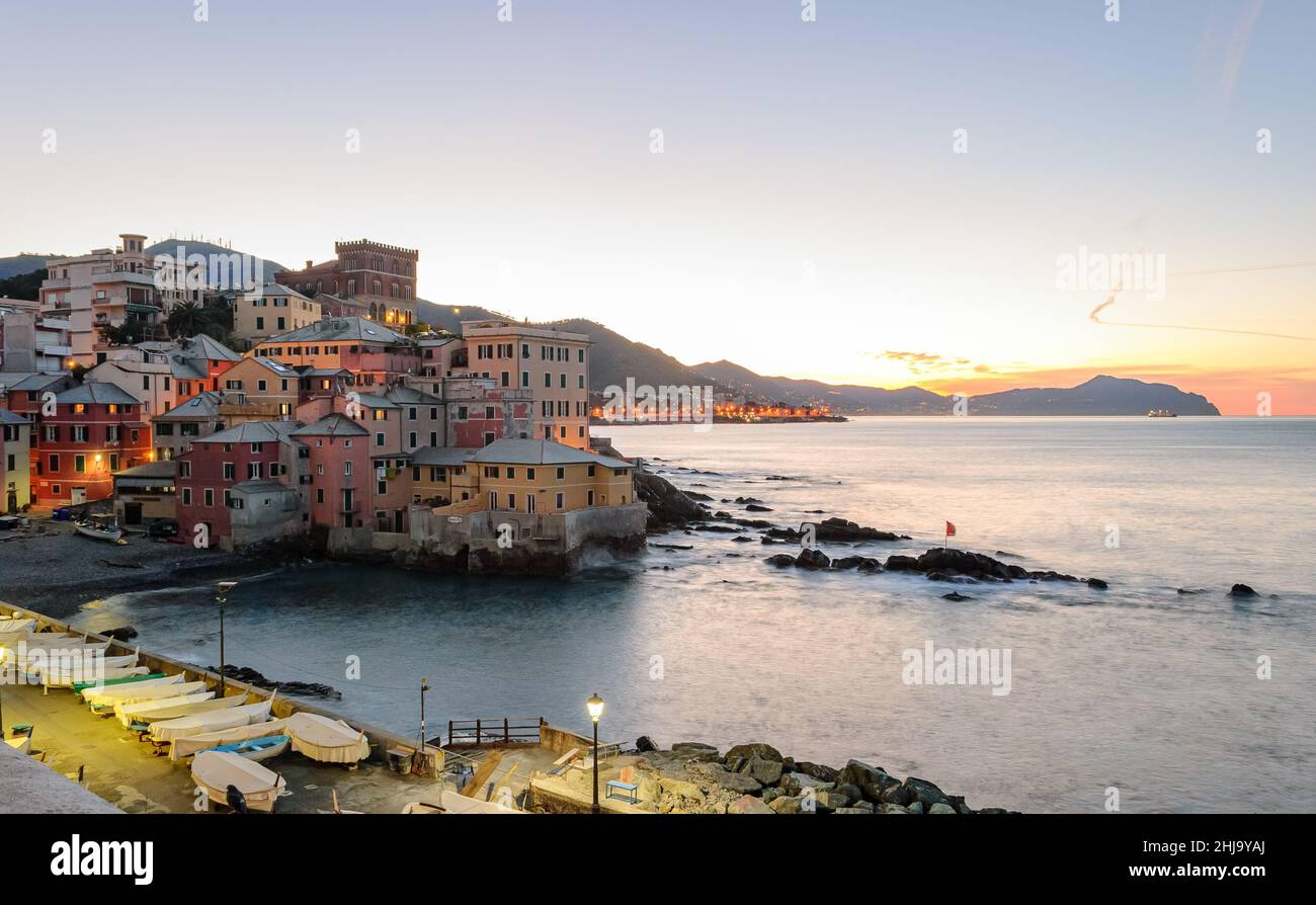 Boccadasse, ein kleiner Küstenbezirk von Genua, vor dem Sonnenaufgang (Ligurien, Italien) Stockfoto