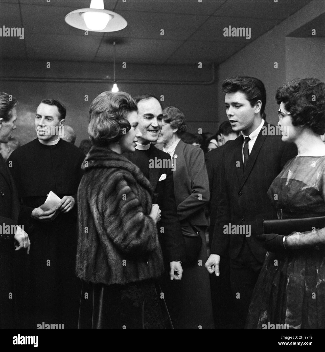 Prinzessin Margaret und der Bischof von Bath und Wells treffen Cliff Richard im Club 59, Eton College Mission, Hackney Wick. 22nd. März 1962. Stockfoto