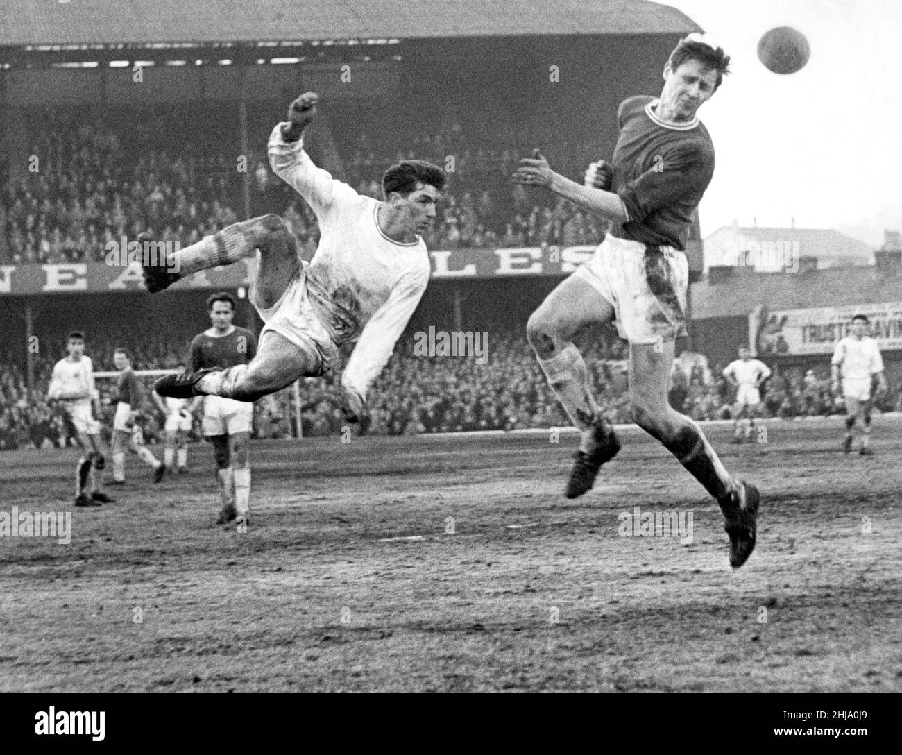 Brayley Reynolds, der in Swansea Town spielt, macht einen Sprung, wird aber beim FA-Cup-Spiel im Vetch Field von den Queen's Park Rangers Mike Keen geschlagen.26th. Januar 1963. Stockfoto