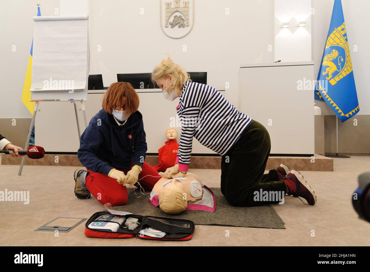 Lviv, Ukraine, 27. januar 2022. Ein Mitarbeiter des Gesundheitswesens schult im Rathaus von Lemberg Menschen, die Verwundeten im Falle eines militärischen Konflikts unter erschwerenden Bedingungen an der ukrainisch-russischen Grenze medizinisch versorgt werden. Stockfoto