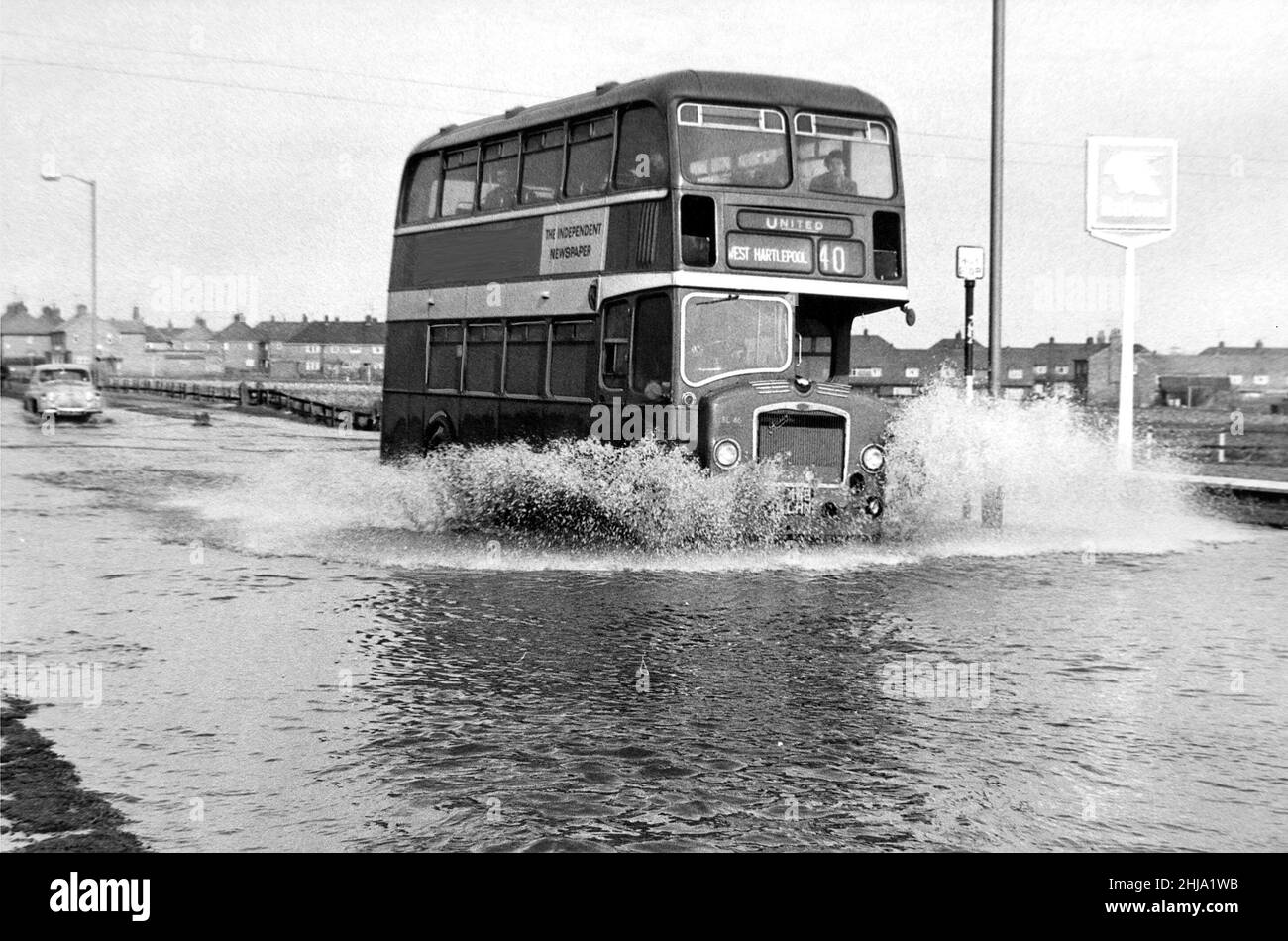 Autofahrer, die sich West hartlepool näherten, waren zeitweise auf zwei Meter Wasser zu treffen. Hier verhandelt ein Bus auf der Küstenstraße eine mehr als 75 Meter lange Flutstrecke im Jahr 1963 Stockfoto